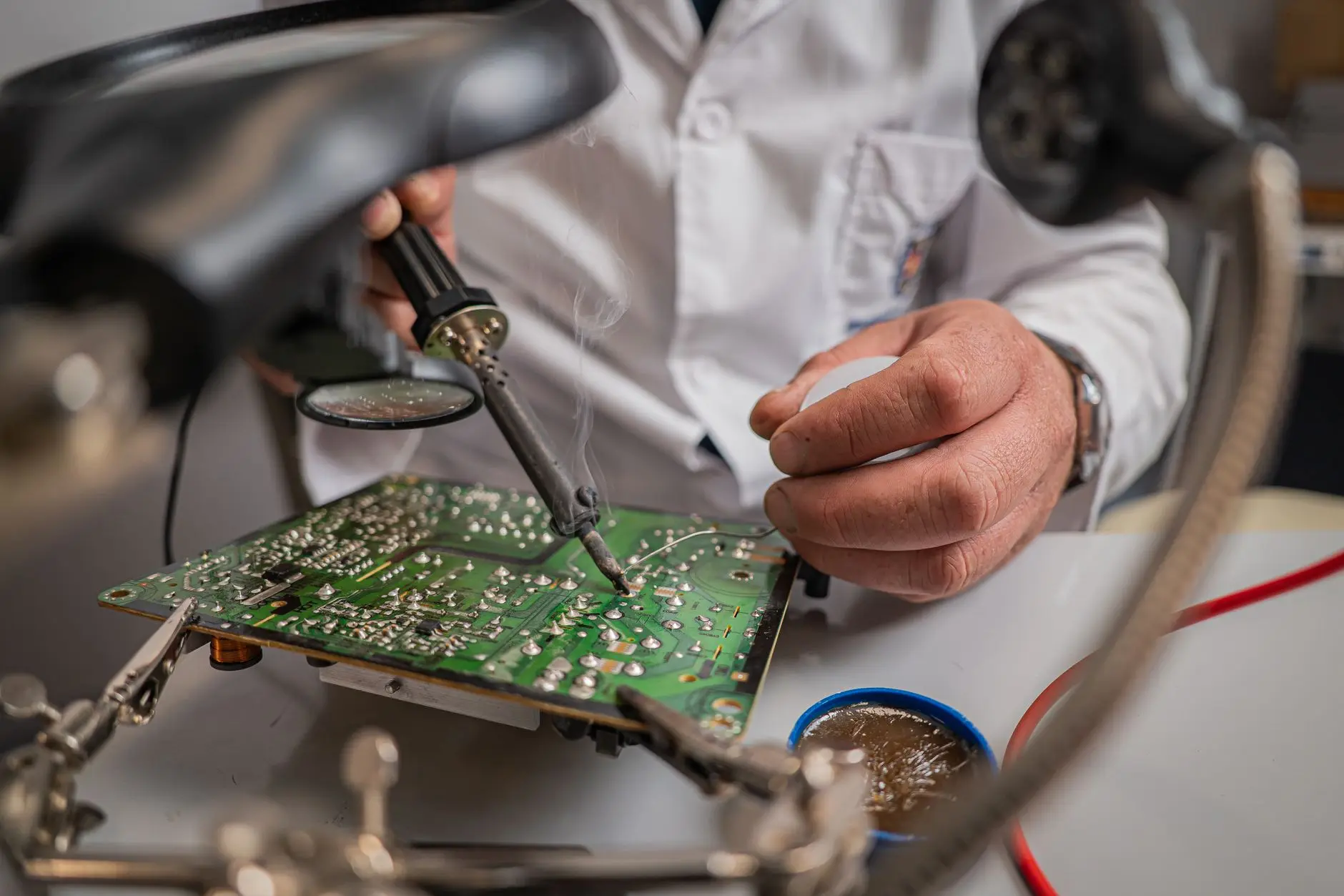重庆电子产品研发外包:PCB设计与嵌入式开发全流程解析